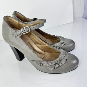 YOU by Crocs Women’s 7.5 Gray Leather Mary Jane Heels Retro Round Toe Ruffles